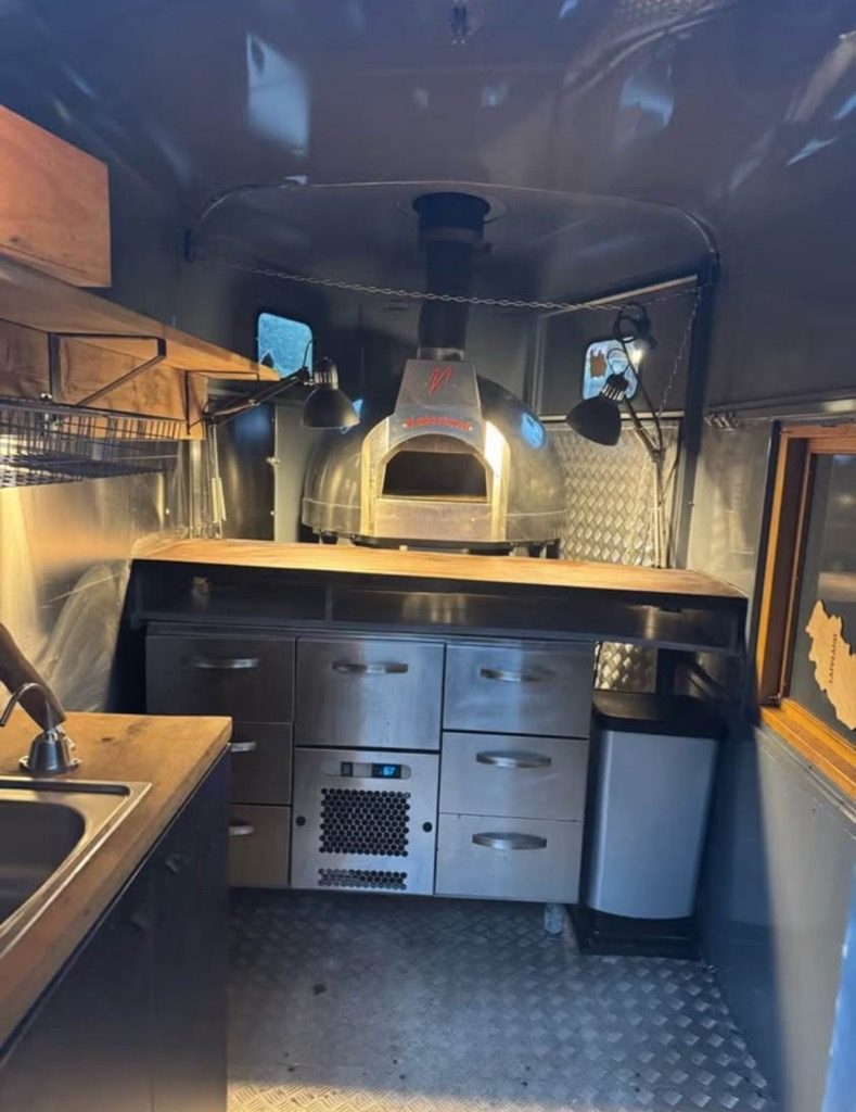Köket i trucken med ugnen, kyllådor och diskho