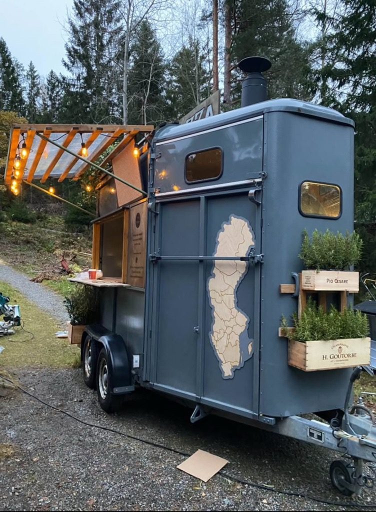 Trucken i skymningen med tända lampor under taket