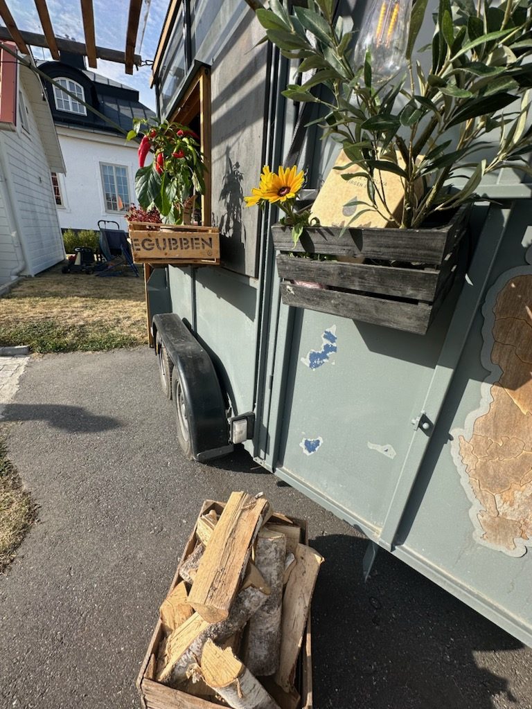 Björkved i en låda bredvid trucken